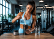 Mujer preparando beta alanina de UN en shaker antes de entrenar